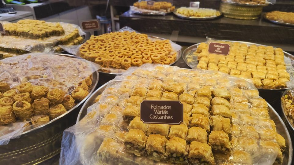 A vitrine de vidro com muitos doces é uma tentação aos sentidos