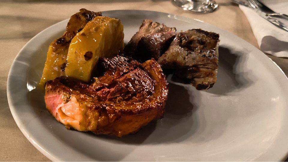 Prato com uma deliciosa combinação de carne e abacaxi assados na brasa