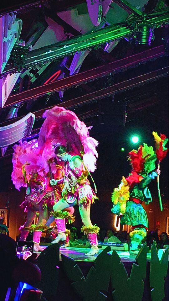 Apresentação de dança e música da América do Sul no Rafain Churrascaria Show