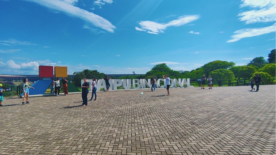 Muitas pessoas querendo tirar uma foto em frente ao letreiro do Mirante dos Vertedouros