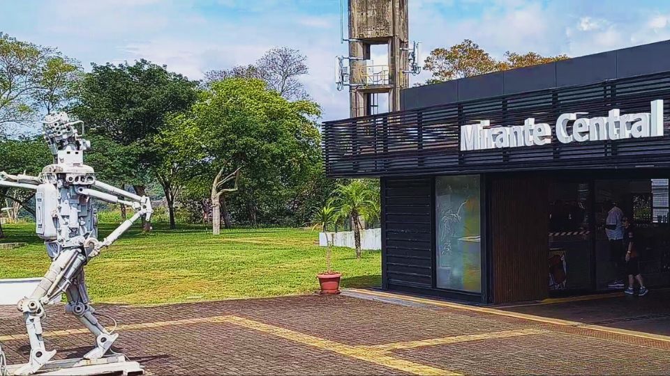 Mirante Central com uma escultura de peças metalicas usadas que represenda um corredor com a Tocha Olímpica