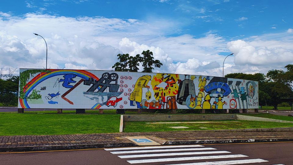 Painel em frente ao mirante central que representa a história de Itaipu de forma artistica