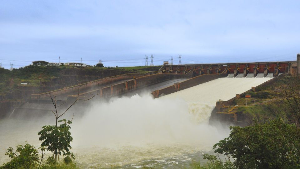 Vertedouro da Usina de Itaipu aberto no ano de 2012