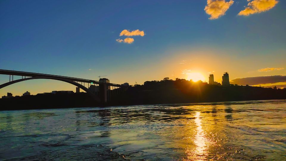 O Sol se põem e os tons vermelhos se refletem e sse espalham pelas águas do Rio Paraná