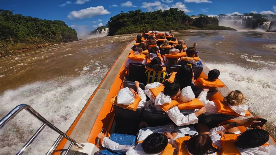 Ponto onde o barco fica por alguns minutos para fotos da Cataratas do lado argentino