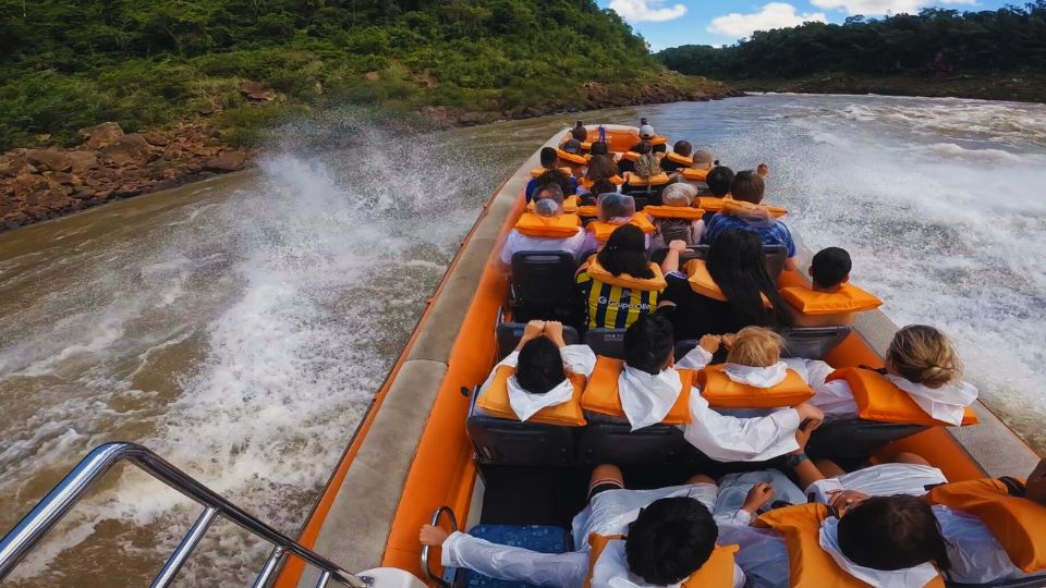 O barco se desloca até o ponto onde a adrenalina acontece
