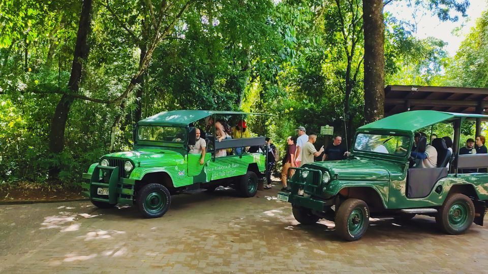 Os jipes verdes que transportam os visitantes de volta a recepção do Macuco Safári