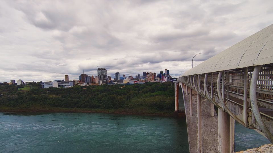 Ponte da Amizade com Ciudade del Este - Paraguai, do outro lado do Rio Paraná