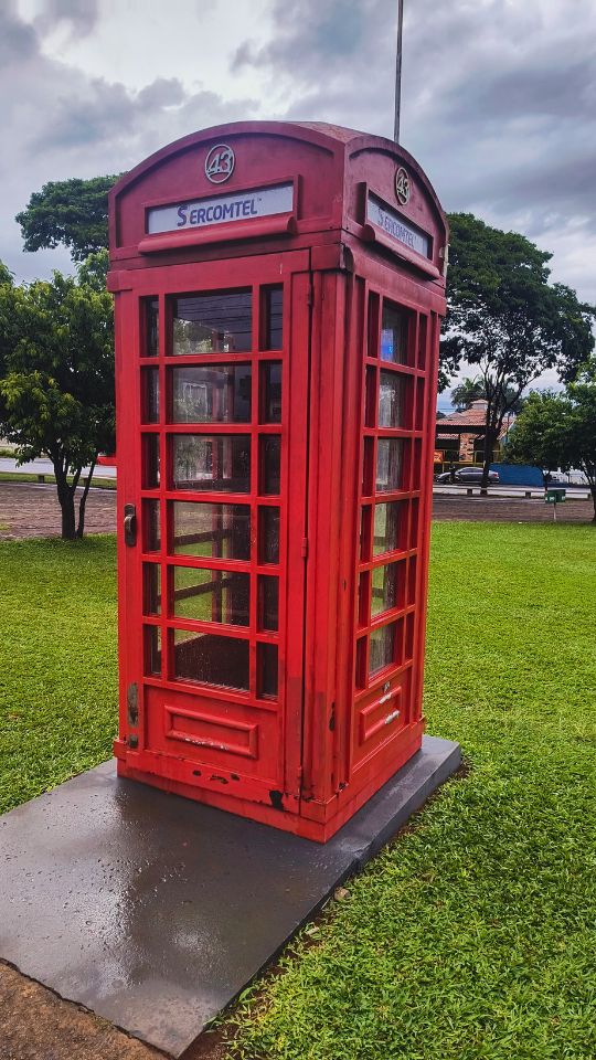 Uma cabine telefônica vermelha ao melhor estilo londrino