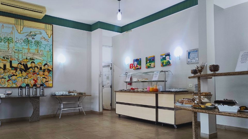 Área de café da manhã do Hotel Aero Park que tem muitas opções para um bom café da manhã