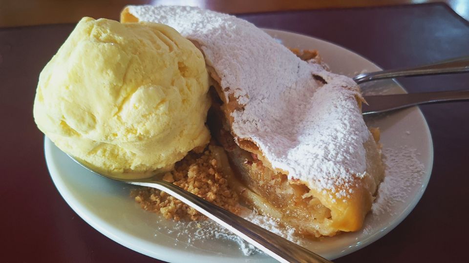 Apfelstrudel quentinho com sorvete de Baunilha, delícioso!