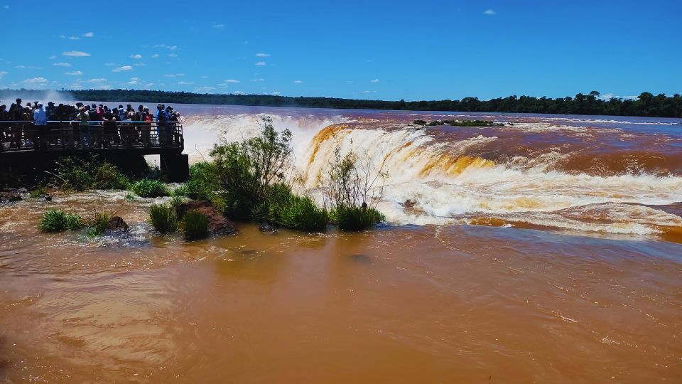 Neste ponto é possivel ver onde a água começa a se precipitar na Garganta do Diabo