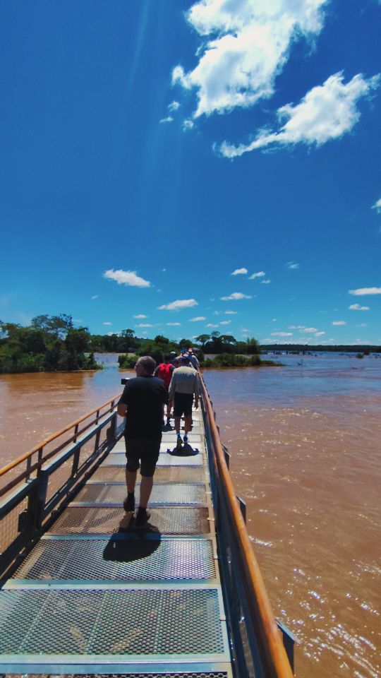 Caminhada na passarela sobre o Rio Iguaçu para chegar a Garganta do Diabo