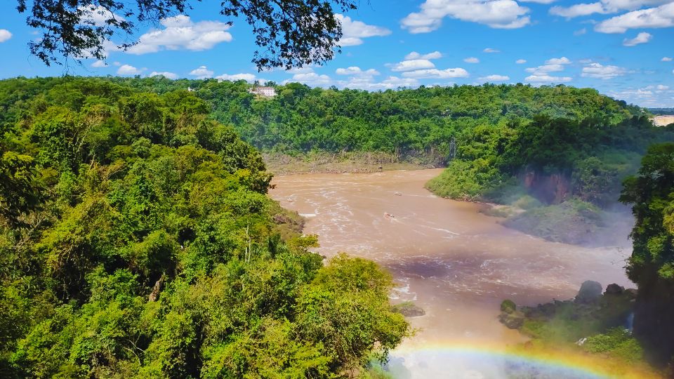 Deste ponto é possível ver os barcos do Macuco Safári e do Gran Aventura no ponto de parada para fotos