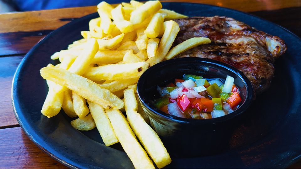 Um Prato com um delícioso Ojo de Bife com Batata Frita