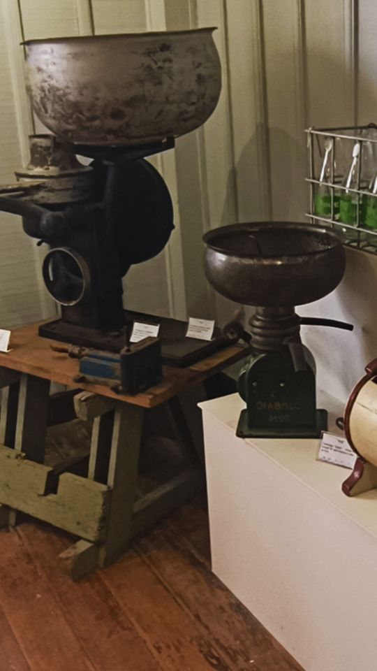 Equipamentos para produção de laticínios manualmente; hoje a colônia tem uma grande fábrica que fica bem em frente a loja