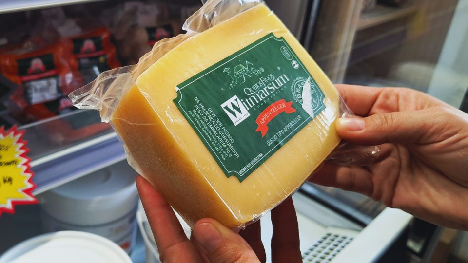 Escolhendo queijos na loja da Cooperativa Witmarsum