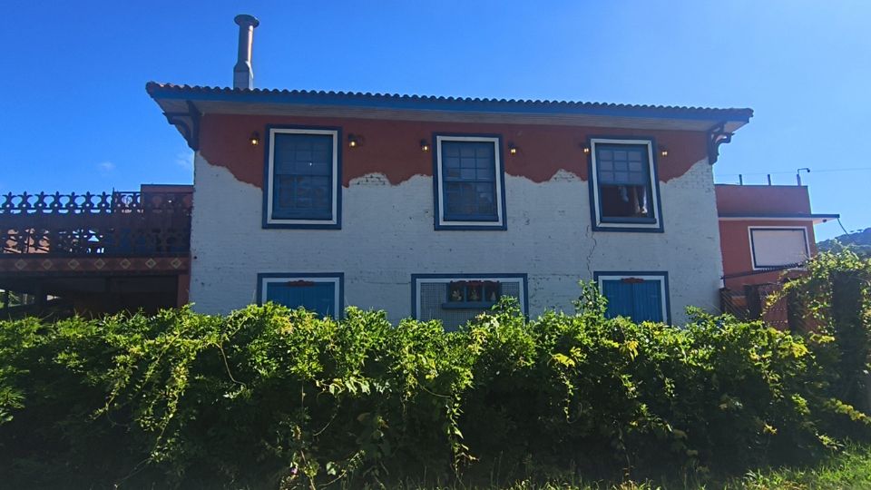 A frente original do casarão fica para o lado onde passava a rota original da Estrada Dona Francisca