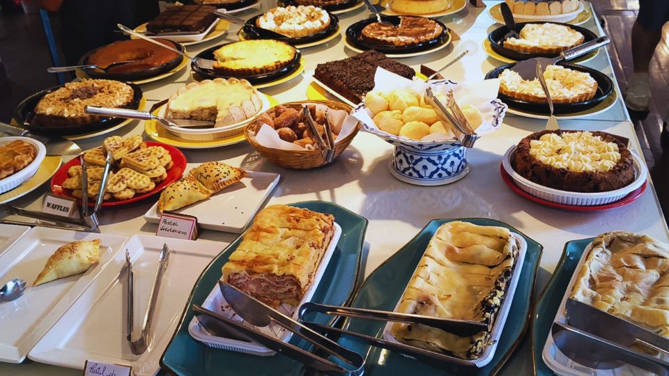 A mesa do Self Service com diversas tortas, pães e muitas delícias