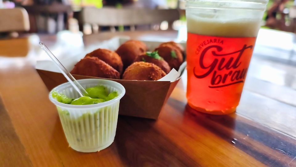 Bolinhos e cerveja na Cervejaria Gut Brau em Campo Alegre