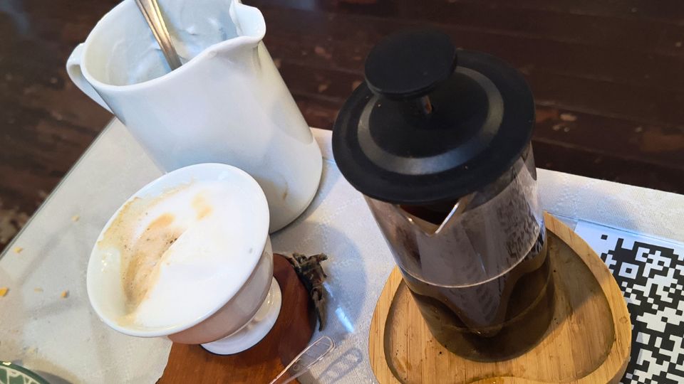 Café moído na hora servido em Prensa Francesa acompanhado com espuma de leite