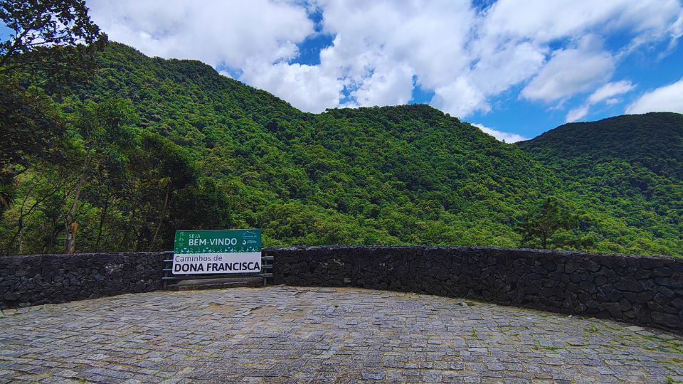 Placa Bem-Vindo a Serra Dona Francisca, no Mirante da Estrada