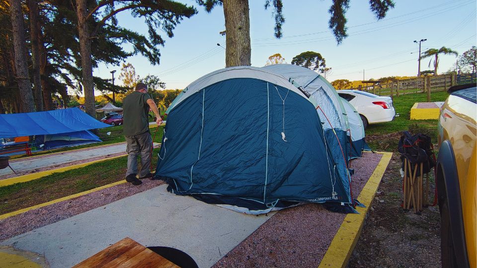Montagem da barraca sobre uma base com concreto e brita nas laterais