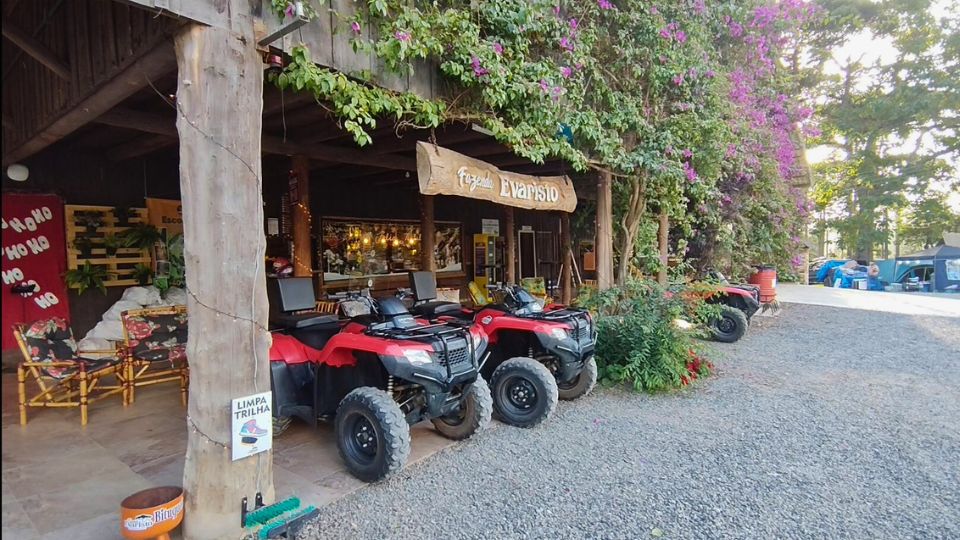 Quadriciclos no ponto de Partida do Passeio