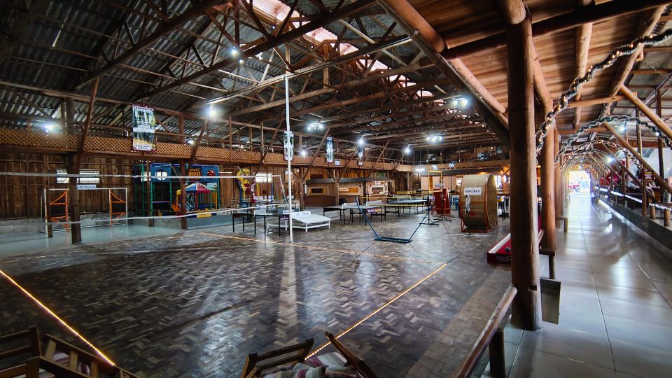 Galpão onde fica a recepção, banheiros, salão de jogos e outras conveniências