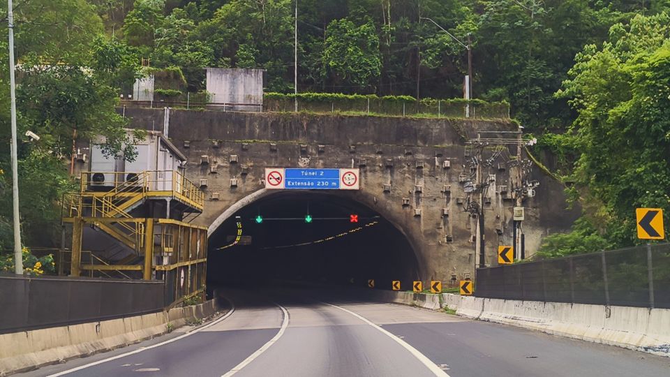 Entrada de um dos túneis da Rodovia Régis Bittencourt na Serra do Café