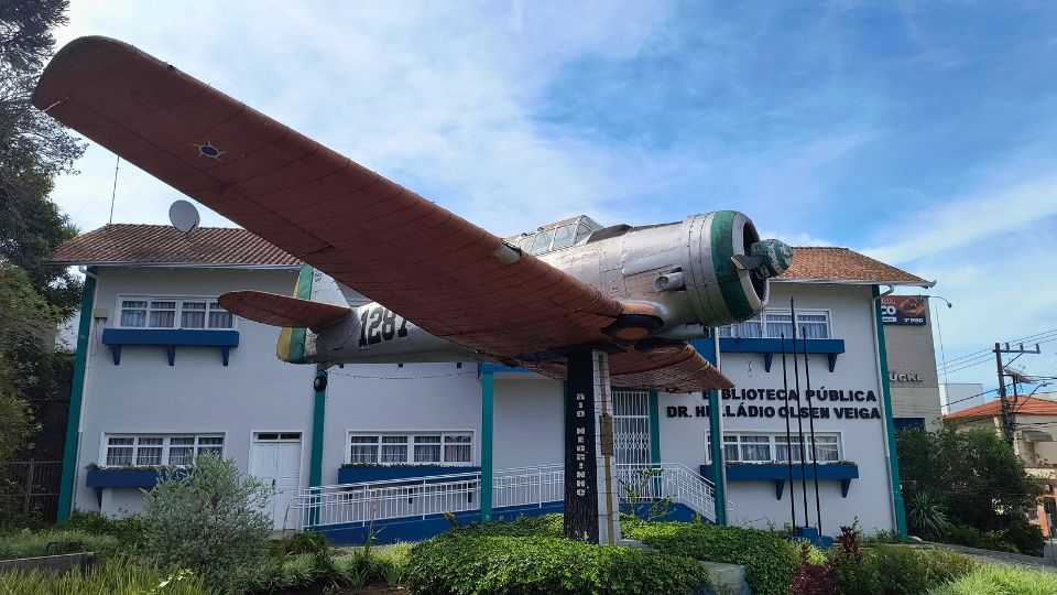 Praça do Avião - Modelo do avião North American T-6 Texan - T6 NA44