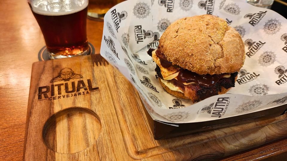 Hambúrguer e chopp servidos na mesa