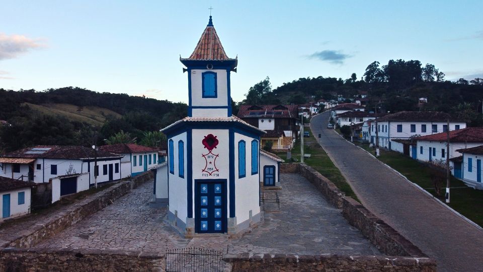 Igreja de Nossa Senhora Aparecida dos Córregos e a rua principal do Distrito