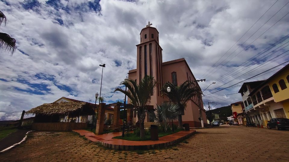 Igreja Matriz de Nossa Senhora do Pilar e a Rua principal da cidade de Morro do Pilar