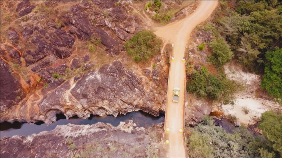 Imagem de Drone com a Triton Savana Passando Sobre a Ponte do Rio Jequitinhonha