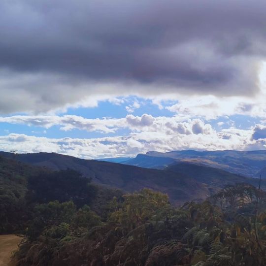 Paisagem da Serra de São José, entre Itapanhoacanga e Santo Antônio do Norte