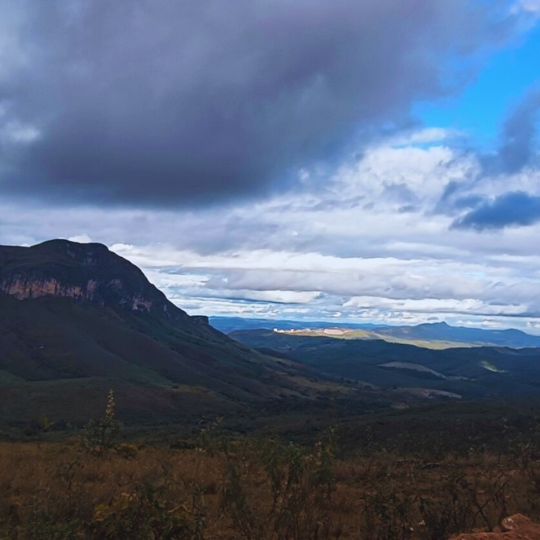 Paisagem da Serra de São José, entre Itapanhoacanga e Santo Antônio do Norte