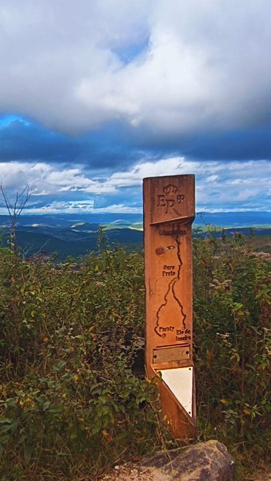 Paisagem da Serra de São José com o Marco da Estrada Real