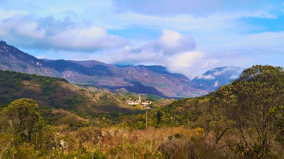 Santuário em meio a mata preservada e ao fundo a Serra do Caraça 