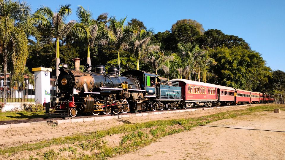 A Maria Fumaça puxando a composição do Trem das Águas em São Luorenço