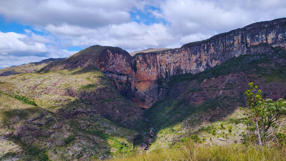 Vista da imponente queda d'água da Cachoeira do Tabuleiro, a mais alta de Minas Gerais.