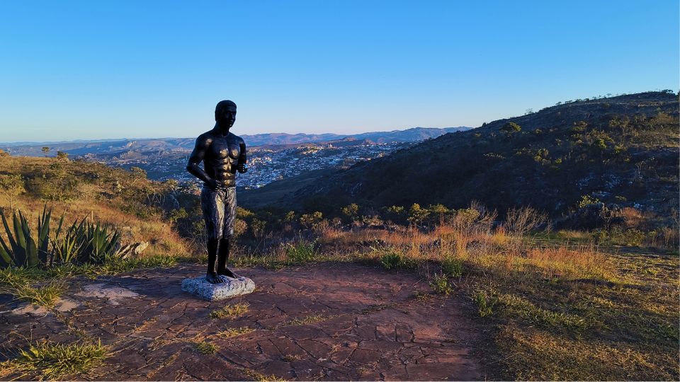 A foto mostra uma estátua de um Homem Negro em homenagem aos escravos que faziam o caminho levando mercadorias