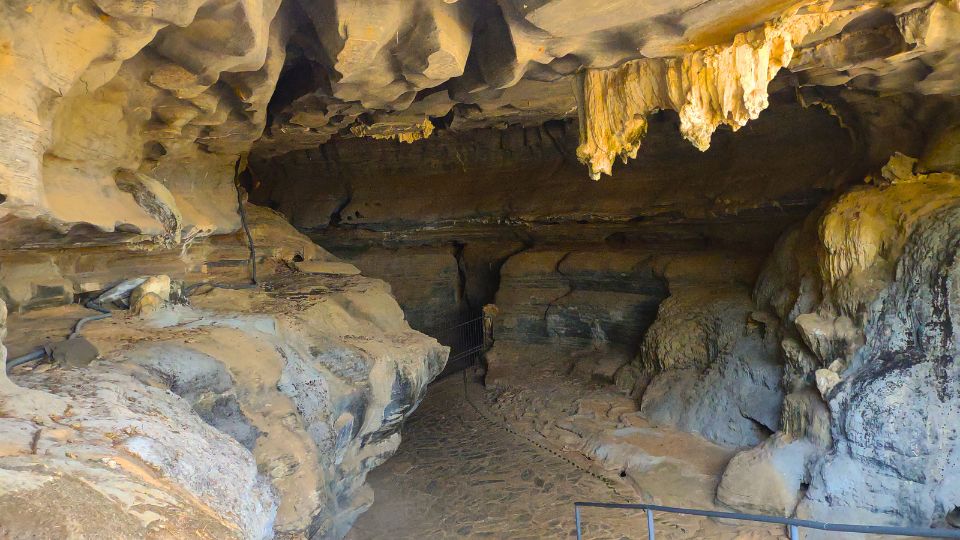 Interior da Gruta da Lapinha com suas formações rochosas iluminadas.