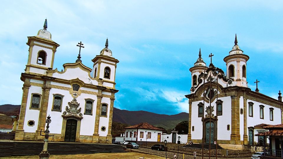 Vista da Praça Minas Gerais em Mariana, com as igrejas de São Francisco de Assis e Nossa Senhora do Carmo ao fundo.