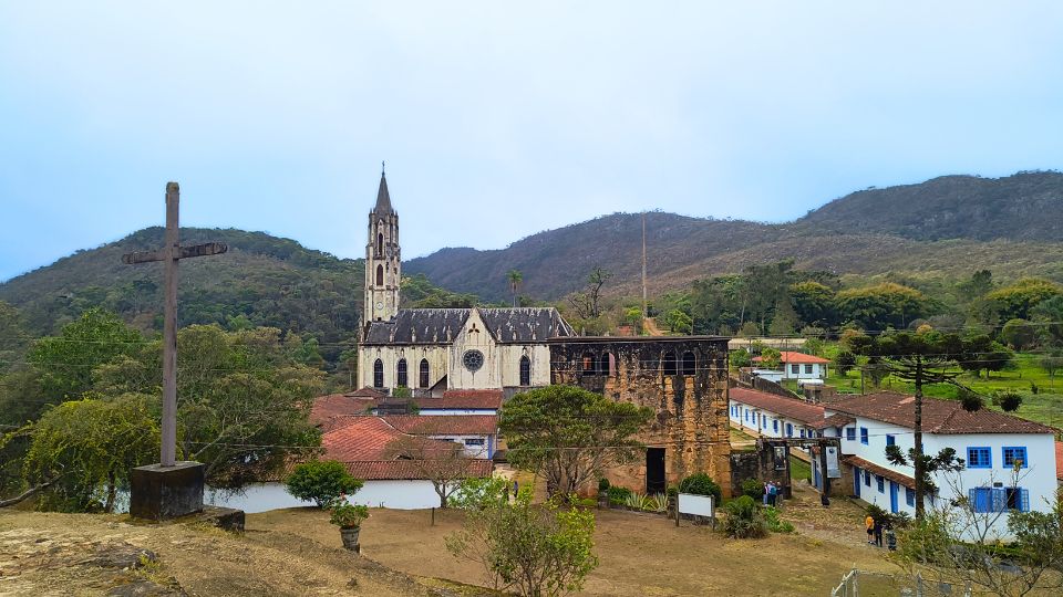 Imagem do complexo do Santuário do Caraça, com vista lateral da Igreja Nossa Senhora Mãe dos Homens