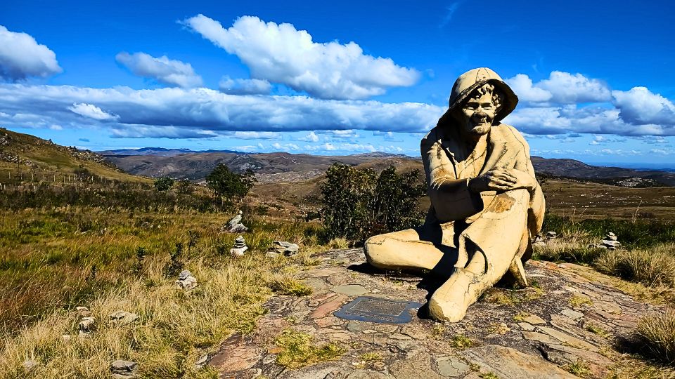 Paisagem montanhosa do Parque Nacional da Serra do Cipó com vegetação típica de cerrado.