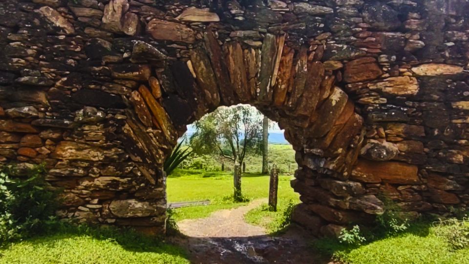 Um arco feito de pedras encaixadas sem uso de argamassa que servia de passagem para transpor um aqueduto do século 18