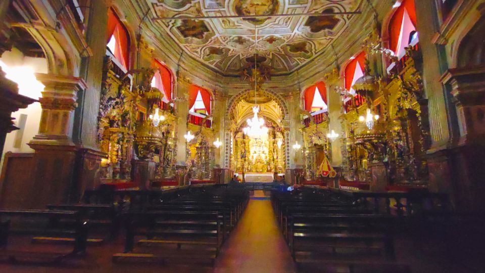 O interior da Igreja Matriz de Nossa Senhora do Pilar do Ouro Preto e a grande quantidade de ouro e os detalhes entalhados em madeira são espetaculares