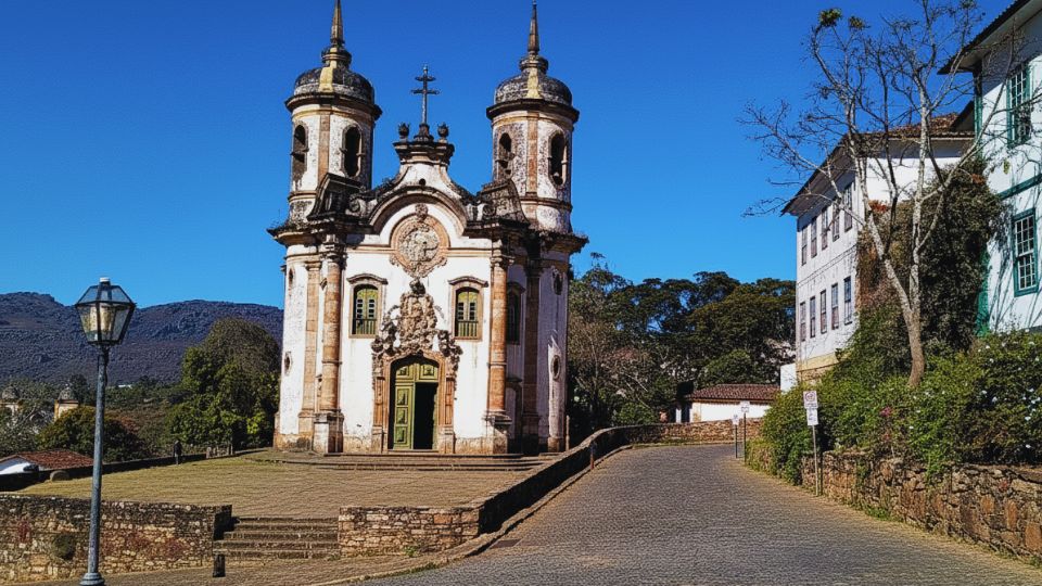Igreja Matriz de São Francisco em Ouro Preto. Uma igreja imponente com duas torres redondas e altas. O trabalho de decoração em pedras é majestoso.
