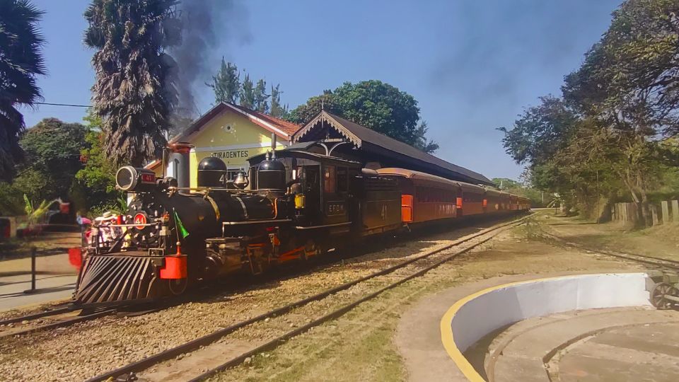 O Histórico trem de São João del-Rei a Tiradentes. A maria fumaça, preta e com vagões cor de terra parado na Estação Tiradentes